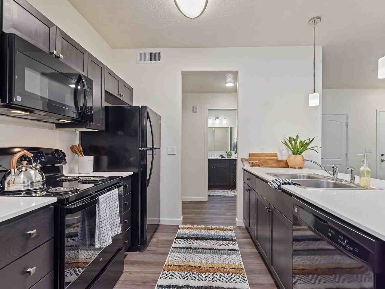 Pennwood Apartments - Photo 5 of 37