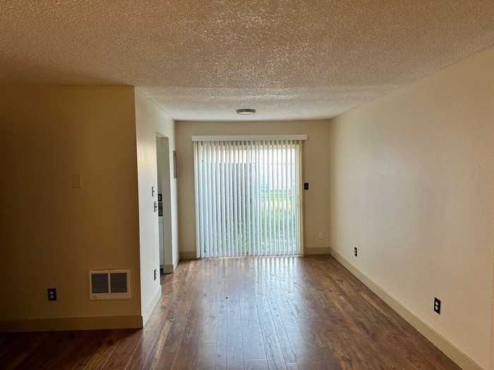 1007 Elm St #4 - Photo 2 of 11