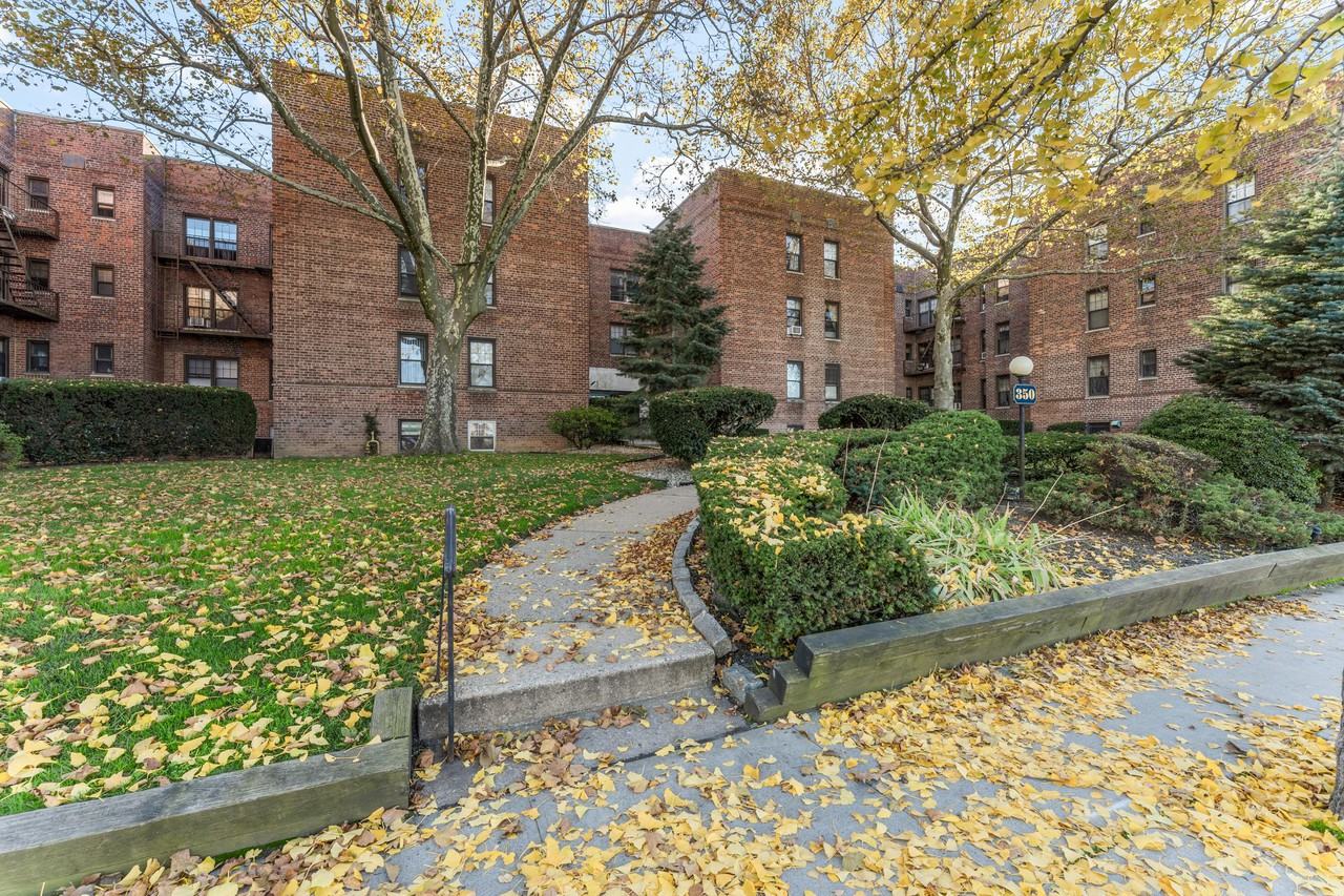 Merrick Road Apartments in Rockville Centre, Rockville Centre, NY 11570