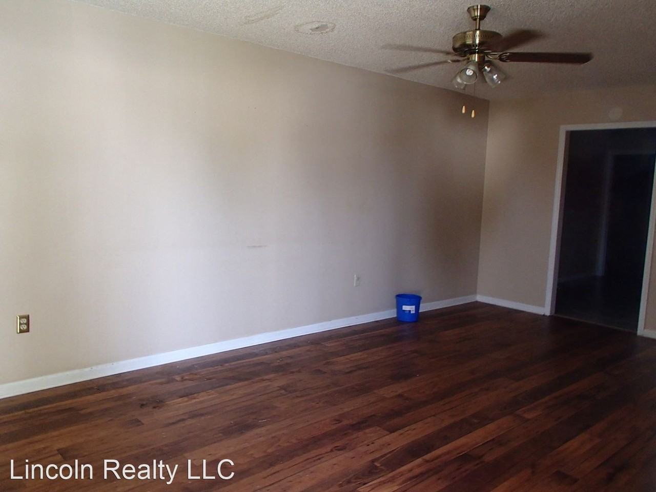 1749 Poplar St - Photo 3 of 7