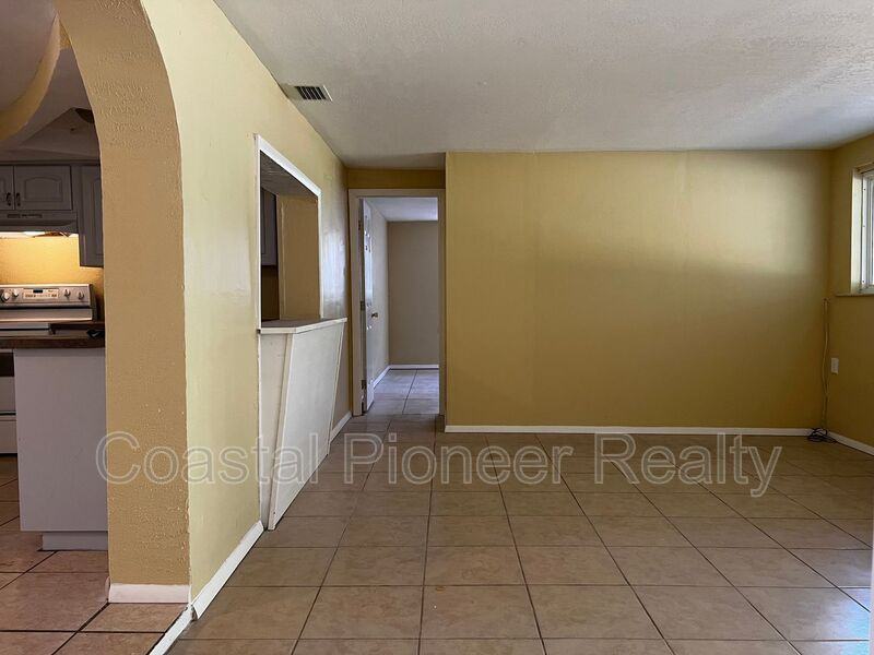 15114 Omaha St - Photo 3 of 14