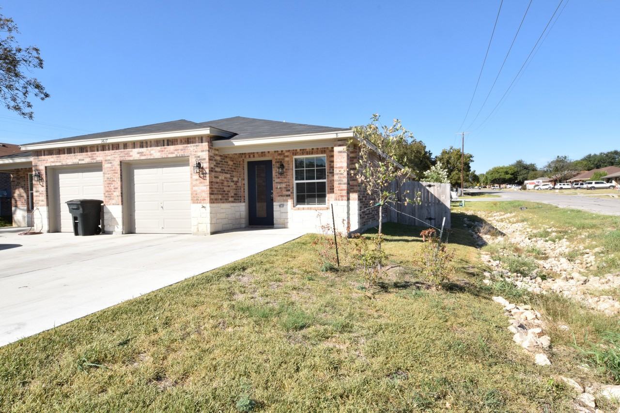 1427 Hopi Trl - Photo 2 of 16