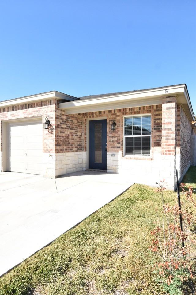 1427 Hopi Trl - Photo 3 of 16