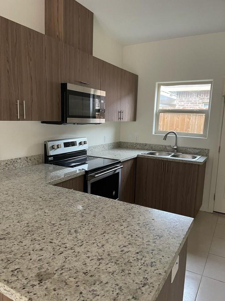 818 S Michigan St - Photo 2 of 11