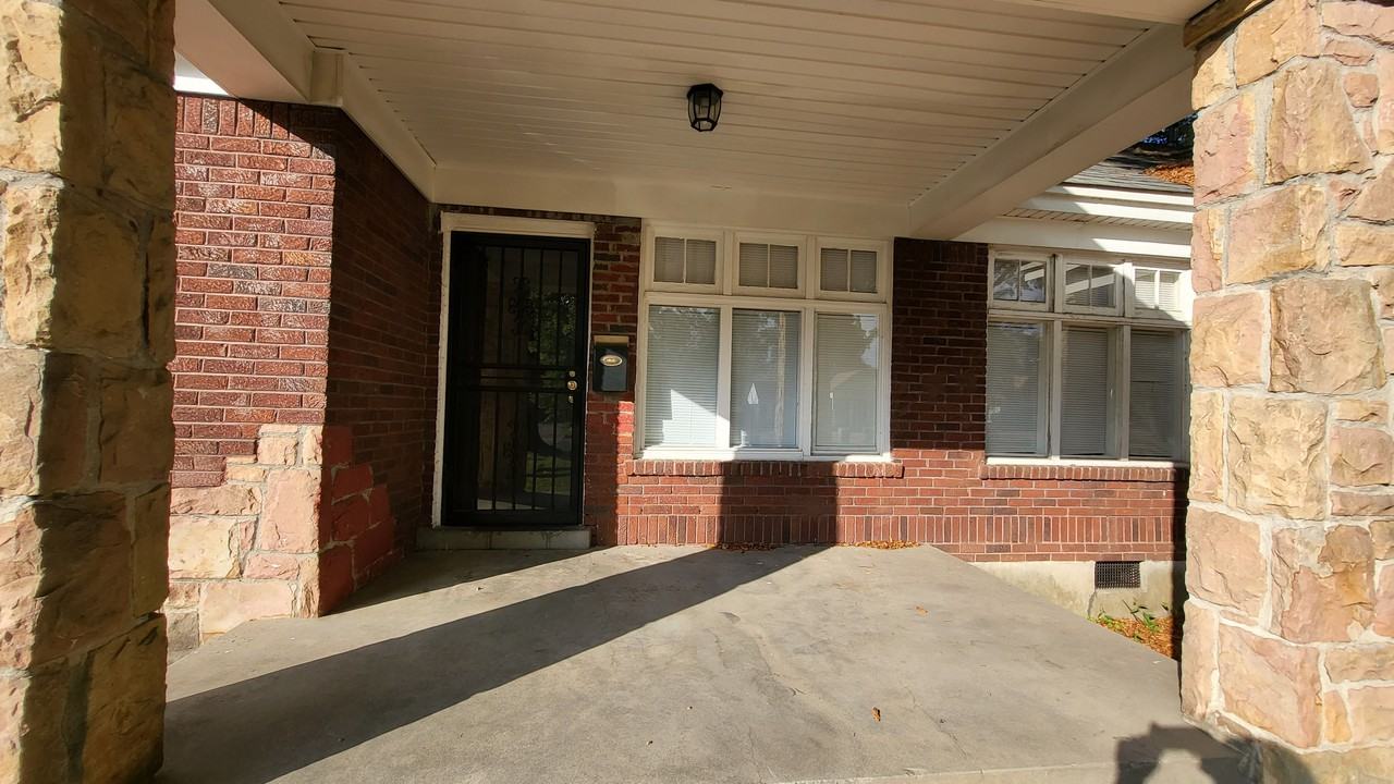 1824 Netherwood Ave - Photo 2 of 17