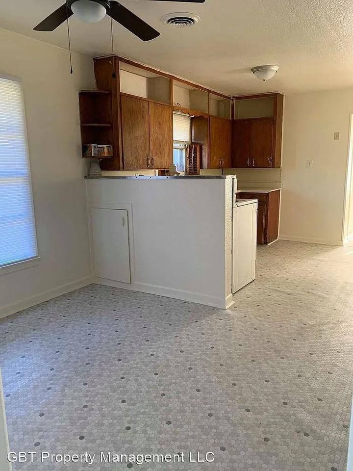 914 West Trinity Street - Photo 3 of 9