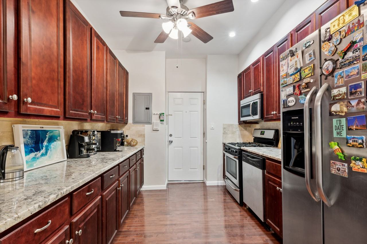 615 15th St #1R - Photo 2 of 19