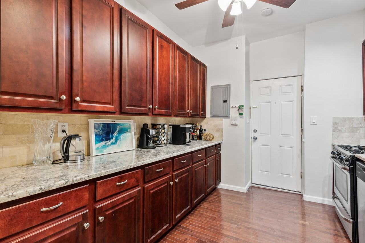 615 15th St #1R - Photo 3 of 19