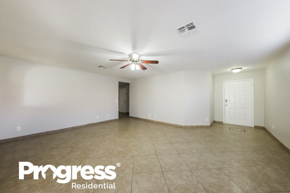 10610 W Louise Dr - Photo 3 of 16