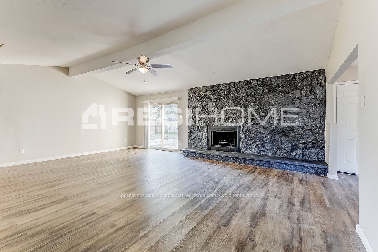 7128 Elderberry Ln - Photo 3 of 18