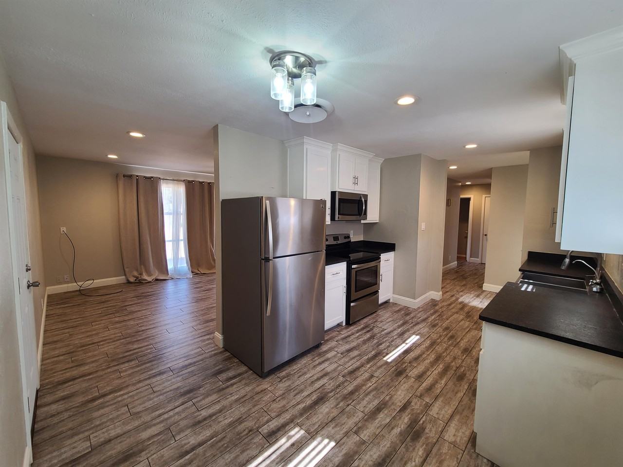 409 E Shandon Ave #1 - Photo 3 of 9