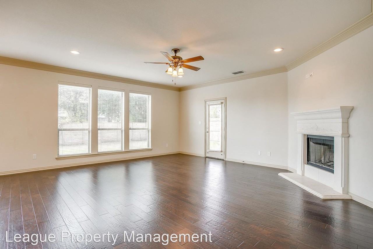 398 Spyglass Dr - Photo 2 of 15