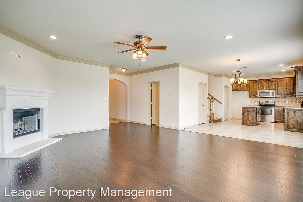 398 Spyglass Dr - Photo 3 of 15