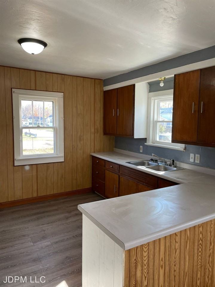 Duplex in Green Bay - Photo 2 of 6