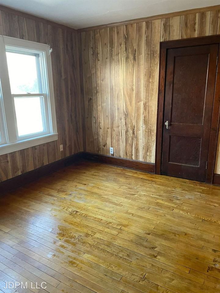 Duplex in Green Bay - Photo 3 of 6