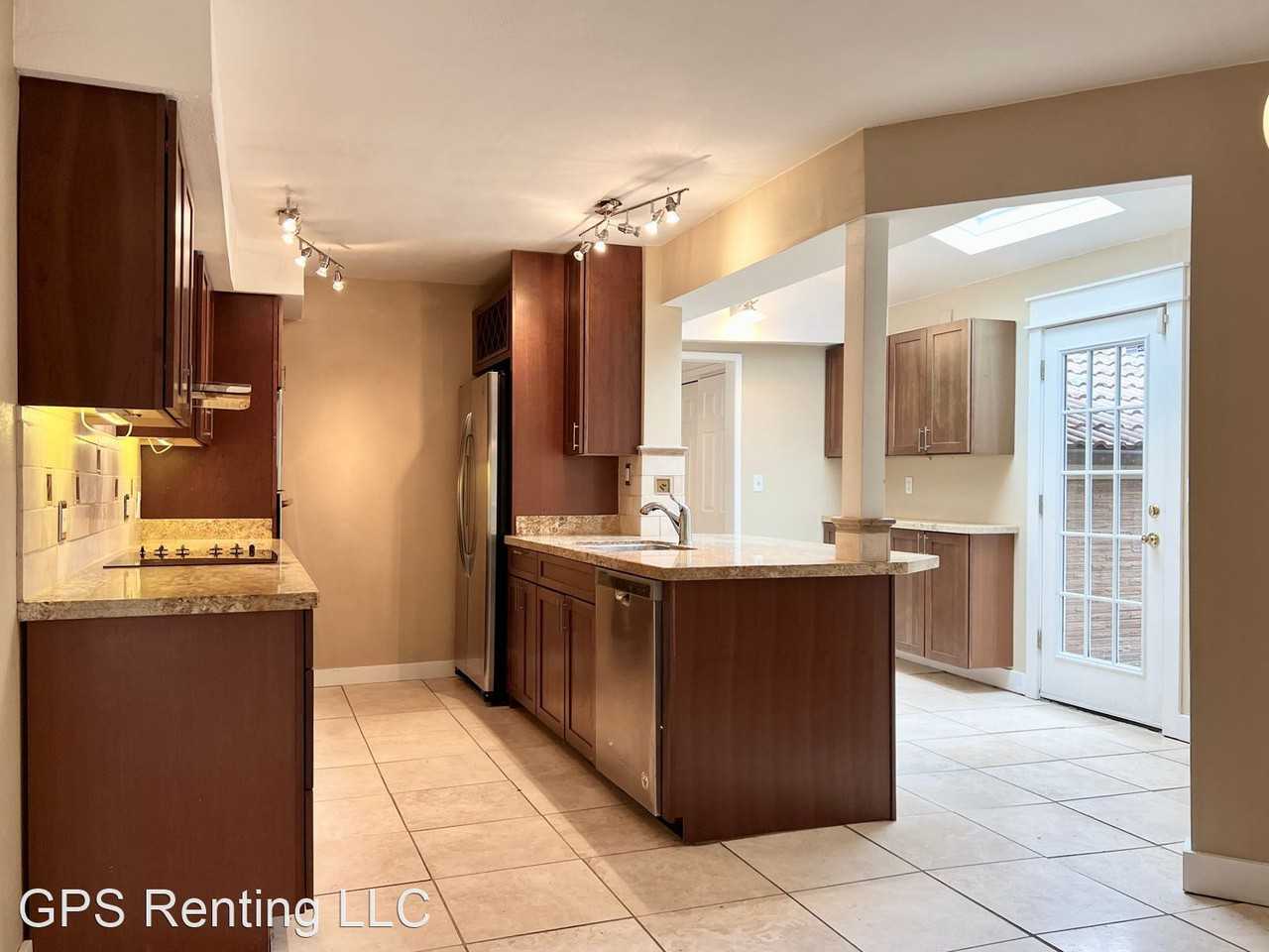 10340 Fischer Pl Ne - Photo 3 of 27