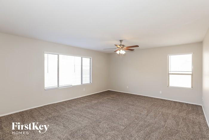 10402 W Orange Blossom Ln - Photo 2 of 15
