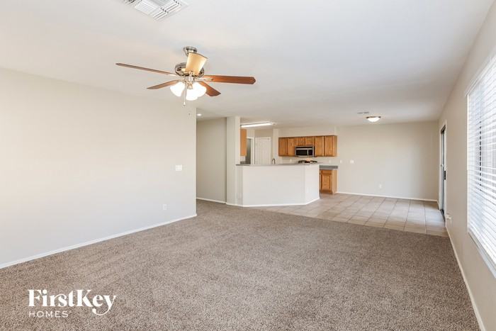 10402 W Orange Blossom Ln - Photo 3 of 15