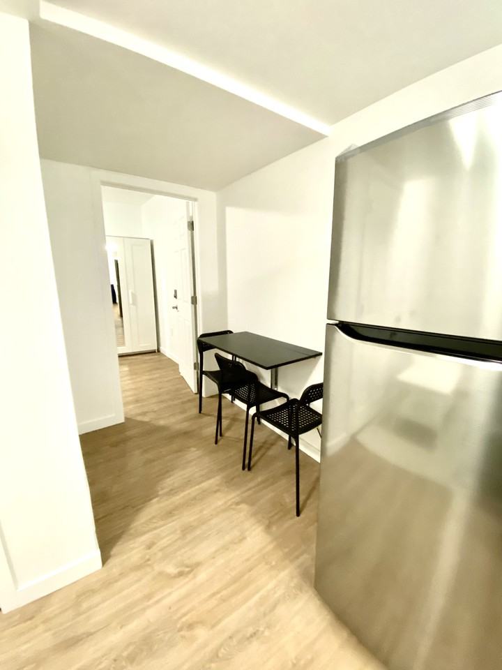 2385 Dundas Street West - Photo 4 of 9