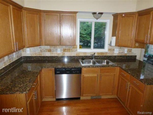 25265 Ross Dr - Photo 2 of 6