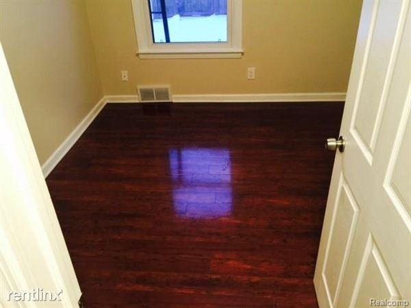 25265 Ross Dr - Photo 3 of 6