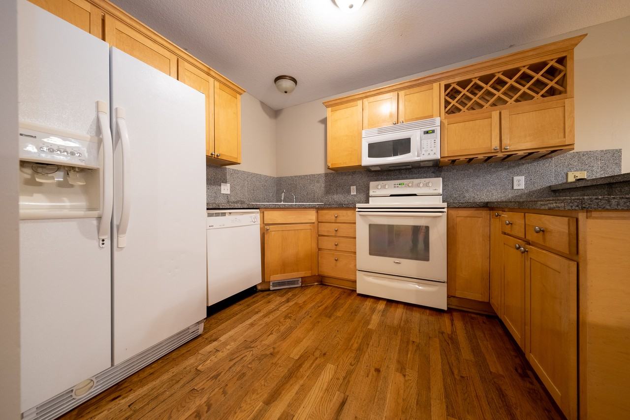 350 Stevens St W #350 - Photo 6 of 19