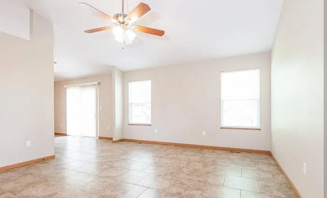 913 Creekview Ct - Photo 3 of 9