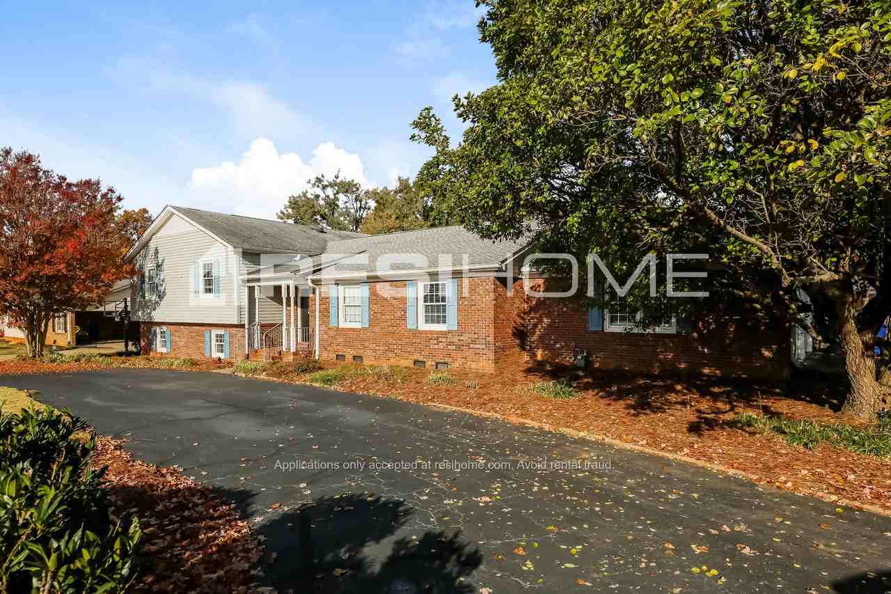 137 Mabry Dr - Photo 3 of 25