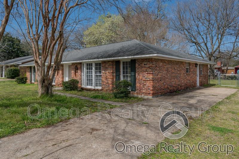 3117 Brentwood Dr - Photo 2 of 50