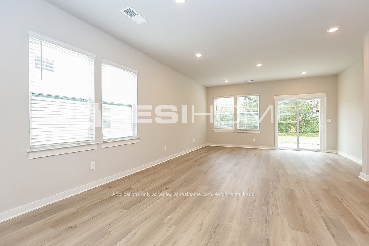 1021 Baltusrol Ln - Photo 3 of 23