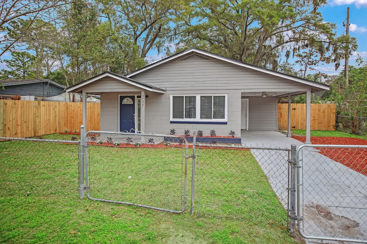 237 Bowlan St N #1 - Photo 4 of 32