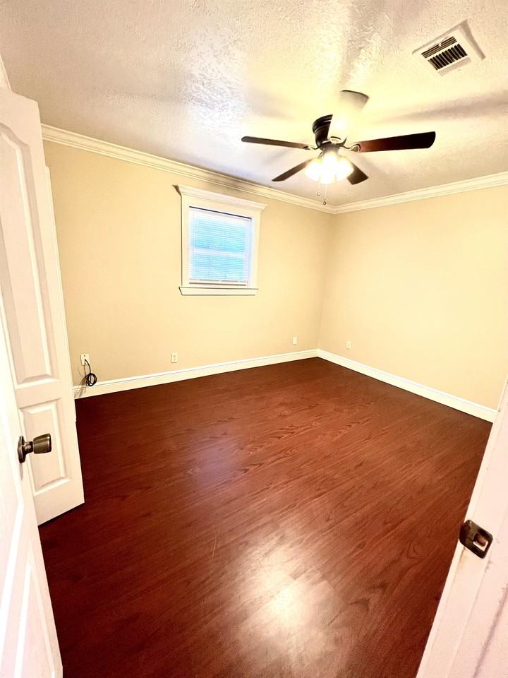 2329 Greenway Dr #1 - Photo 5 of 16