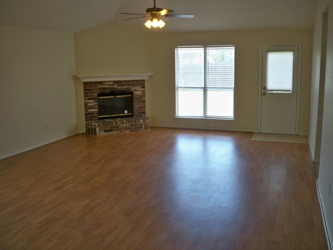 1736 Gentry St - Photo 2 of 17