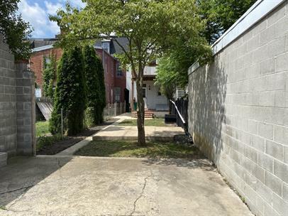 537 N Plum St - Photo 3 of 34