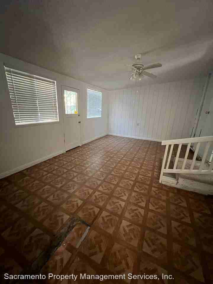 1005 Hawk Ave - Photo 3 of 11