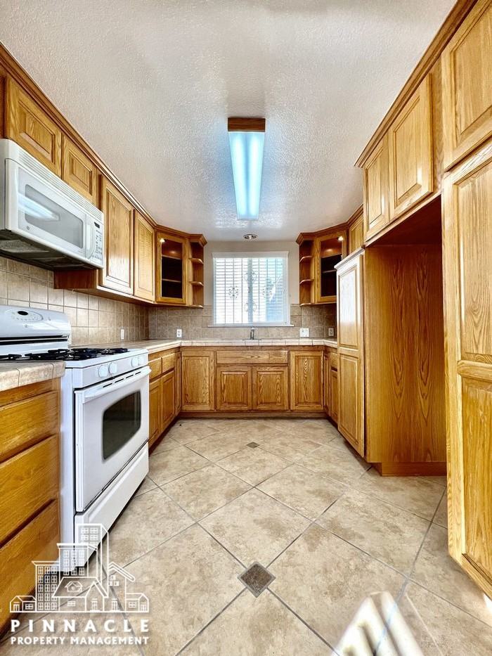 664 W 3rd St #A - Photo 3 of 18