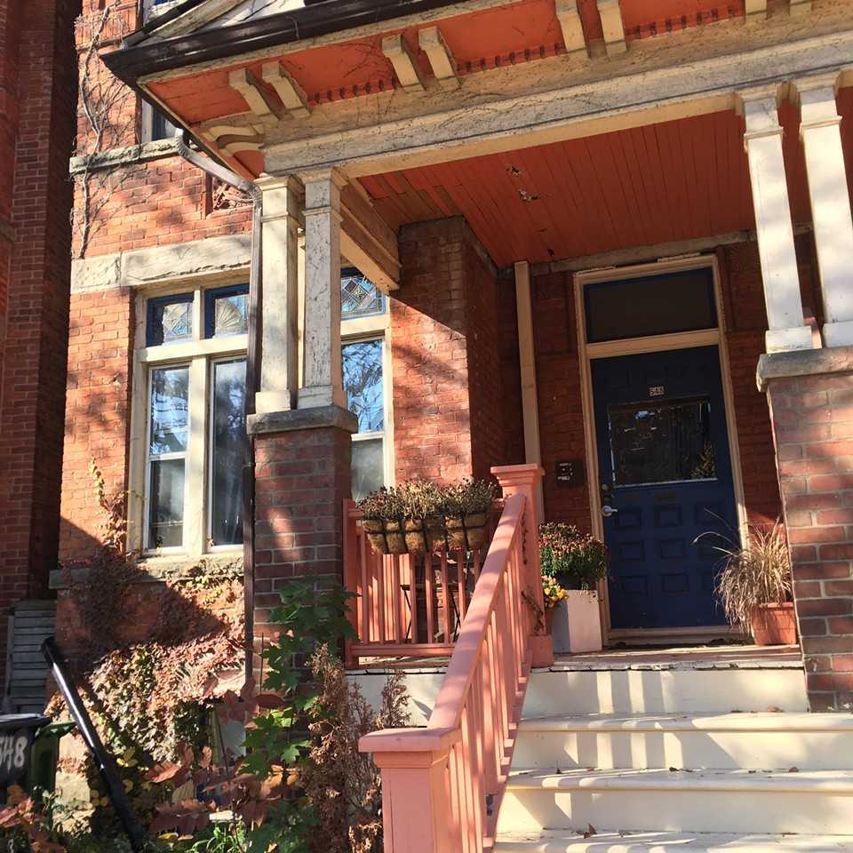 Spadina Cres - Photo 2 of 17
