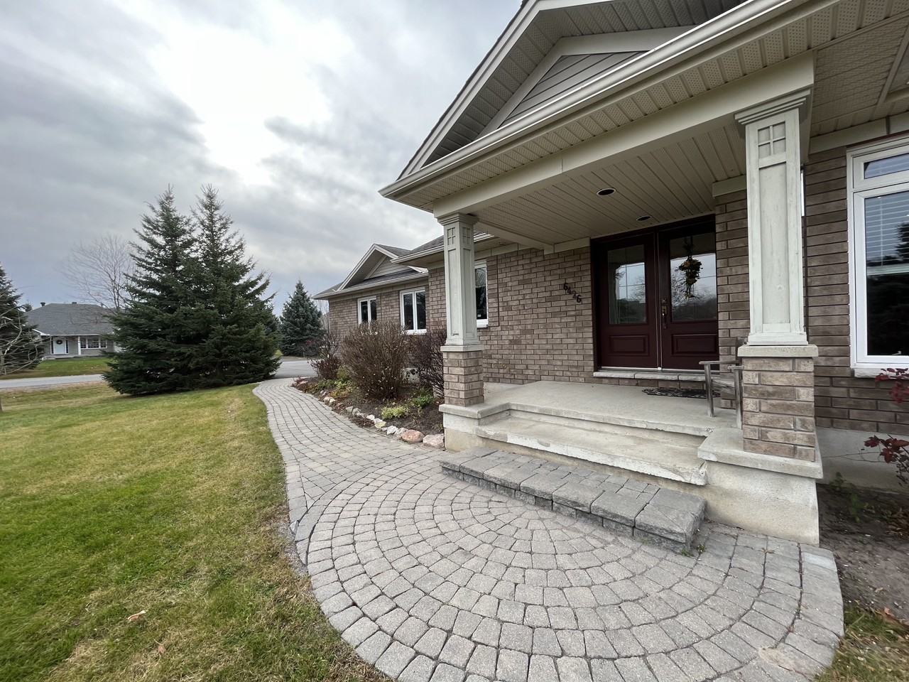 6426 Gordon Pratt Cres - Photo 2 of 17