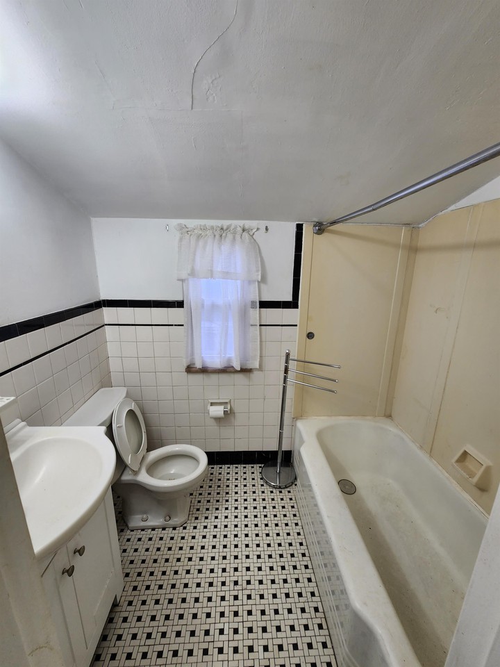 1040 Summit St #1 - Photo 7 of 7