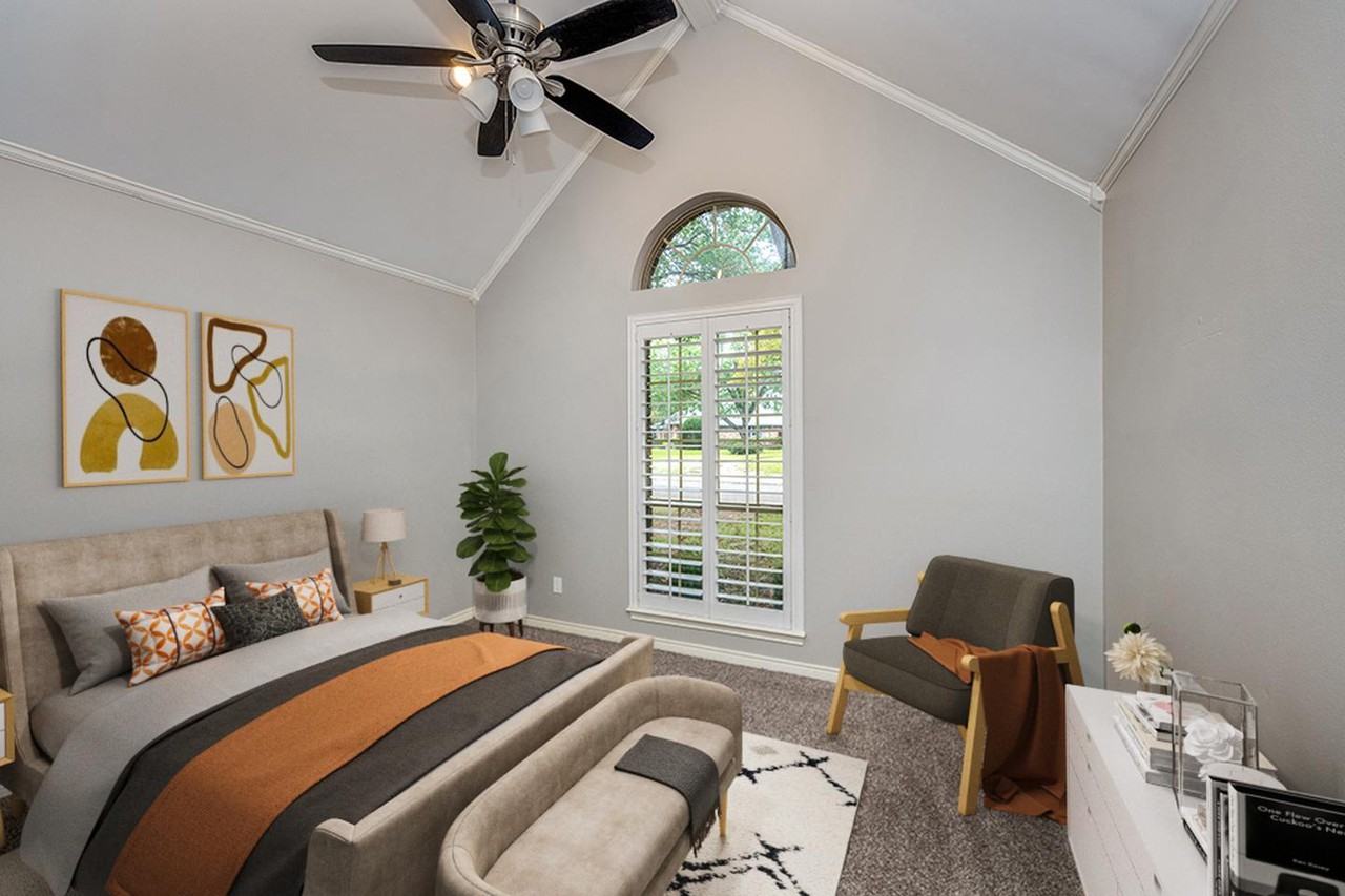 Stunning Woodbridge home with private pool & fenced yard - Photo 6 of 27