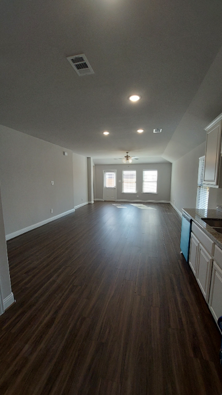 1425 Waverley Dr - Photo 4 of 16