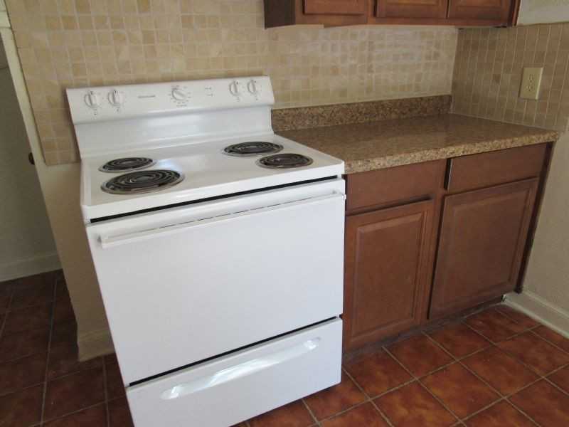3117 Benbrook Blvd - Photo 2 of 9