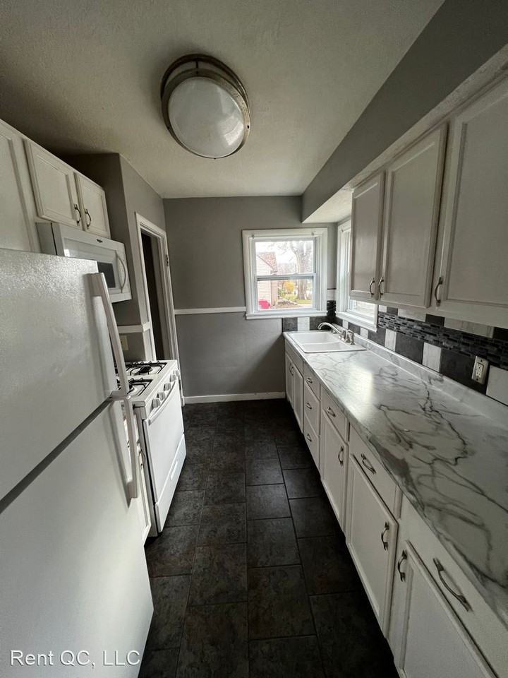 1223 Warren St - Photo 2 of 7