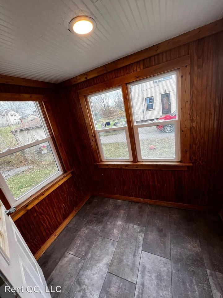 1223 Warren St - Photo 3 of 7