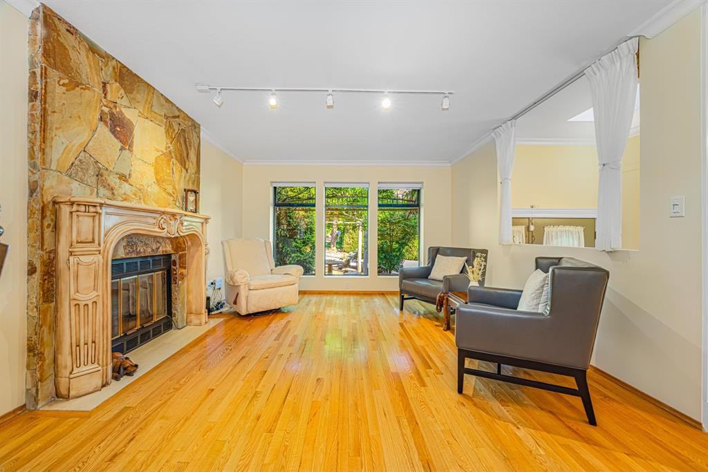 5841 Grousewoods Cres - Photo 2 of 24