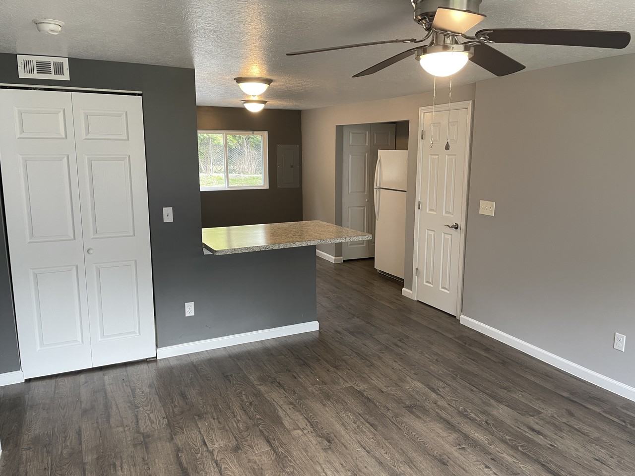 299 Martha Ave - Photo 3 of 11