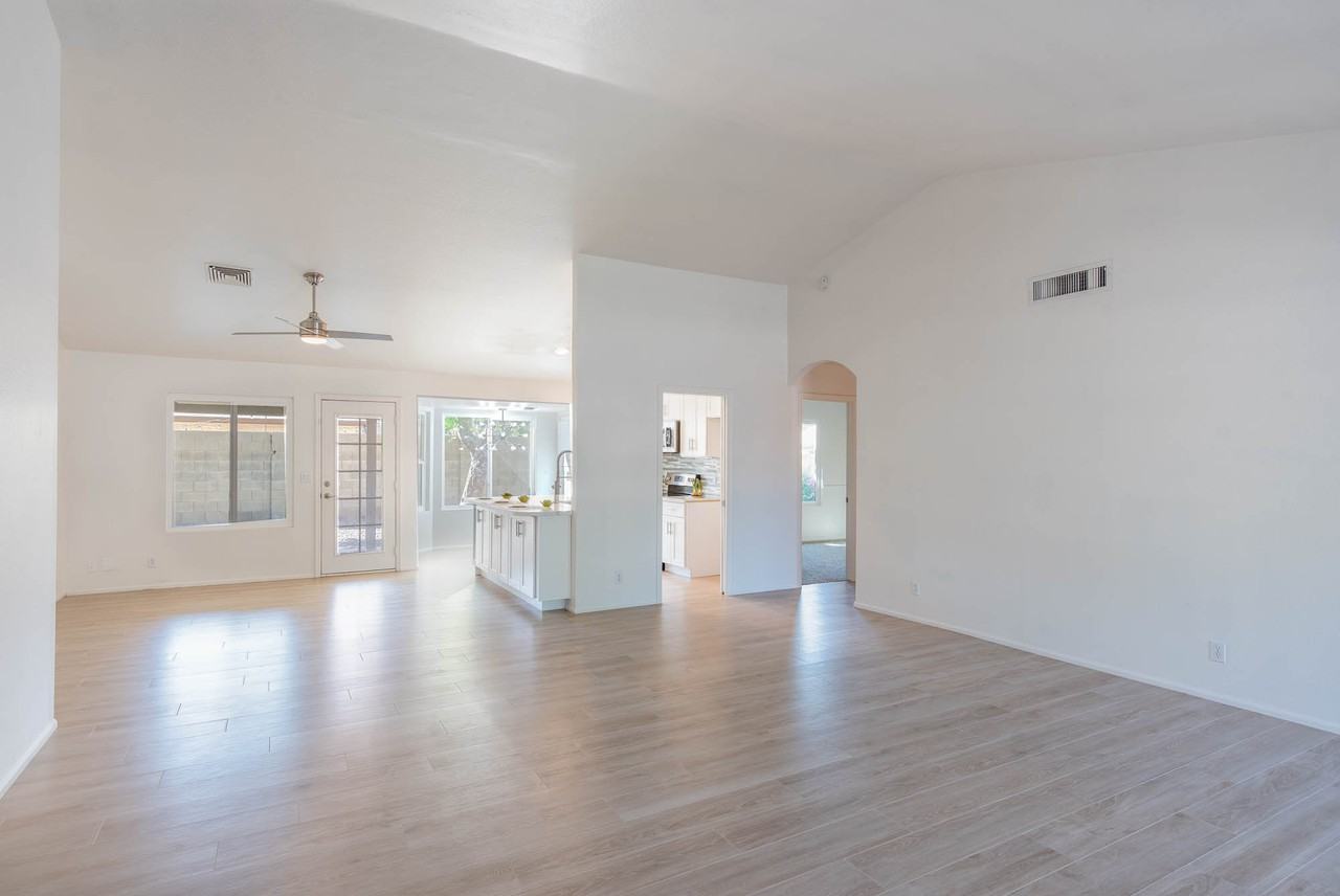 1027 E Hearne Way - Photo 2 of 12