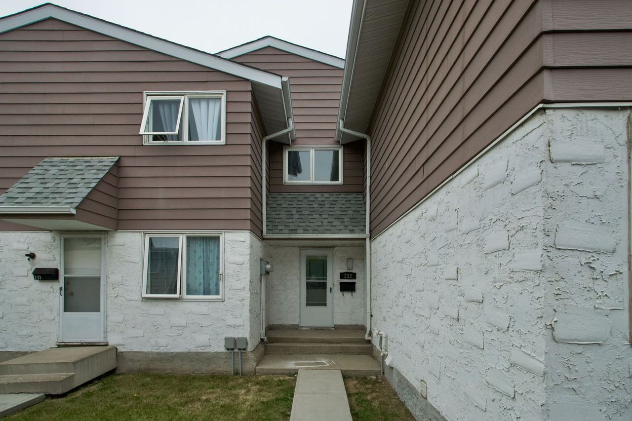 Spacious and Bright 3 Bedroom townhome in Callingwood with a FENCED in