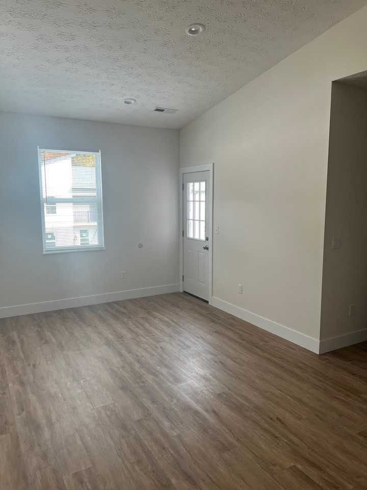 705 Court Yard Lane - Photo 4 of 18