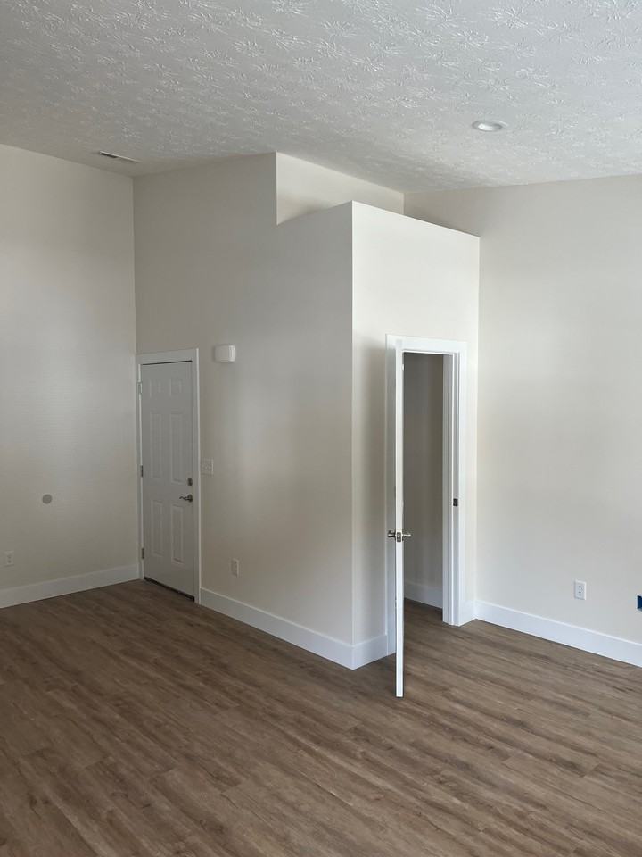 705 Court Yard Lane - Photo 6 of 18